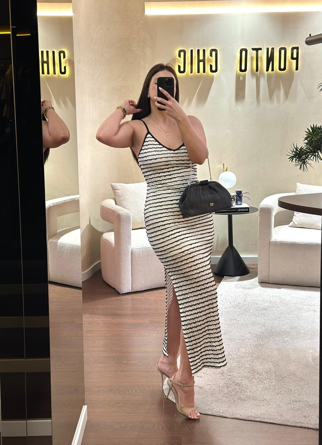 VESTIDO BRANCO E PRETO TEXTURADO COM PADRÃO ÀS RISCA PONTO CHIC