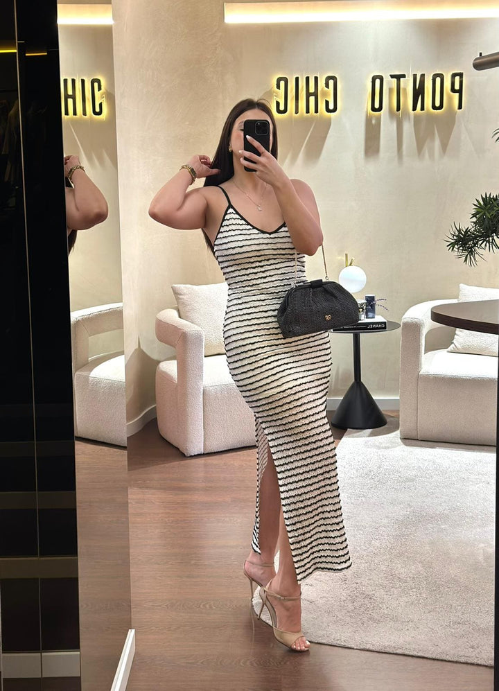 VESTIDO BRANCO E PRETO TEXTURADO COM PADRÃO ÀS RISCA PONTO CHIC