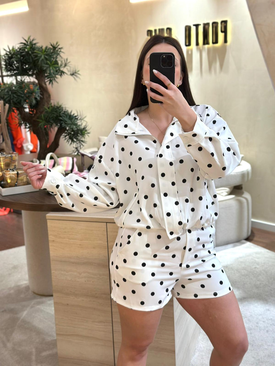 CONJUNTO BRANCO ÀS BOLINHAS COM AJUSTE NA CINTURA PONTO CHIC
