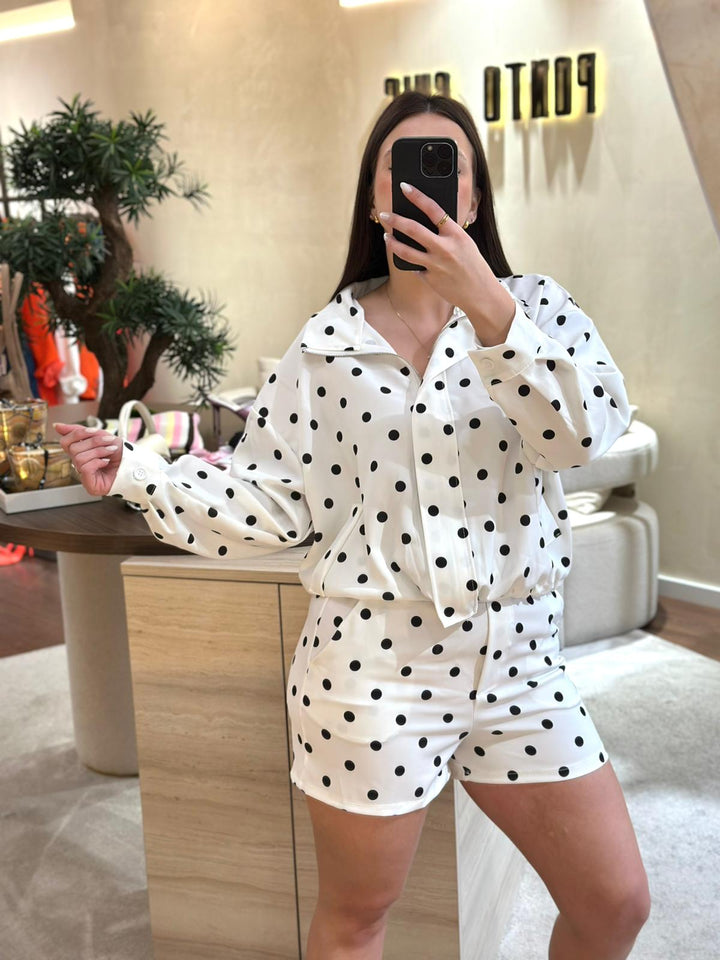 CONJUNTO BRANCO ÀS BOLINHAS COM AJUSTE NA CINTURA PONTO CHIC