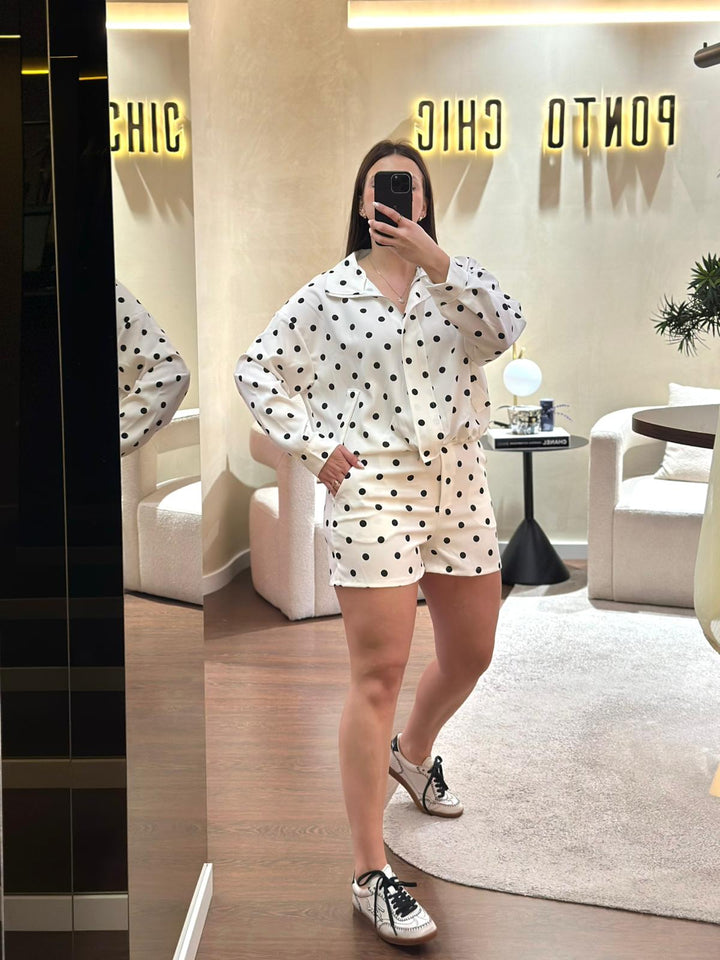 CONJUNTO BRANCO ÀS BOLINHAS COM AJUSTE NA CINTURA PONTO CHIC