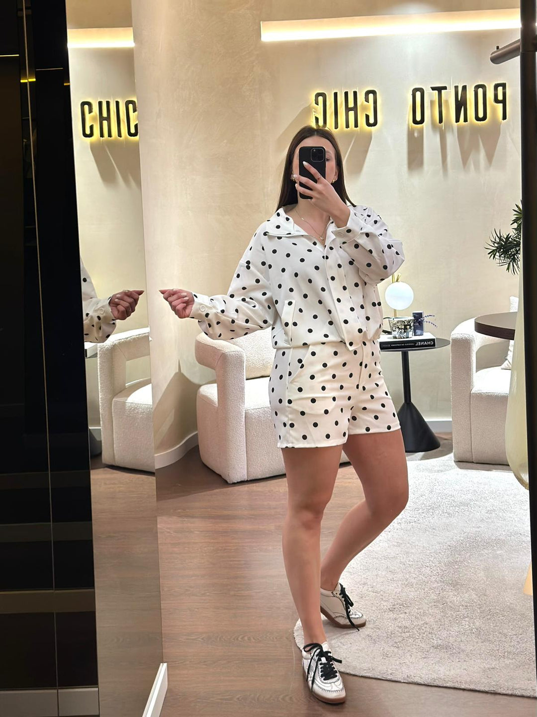 CONJUNTO BRANCO ÀS BOLINHAS COM AJUSTE NA CINTURA PONTO CHIC