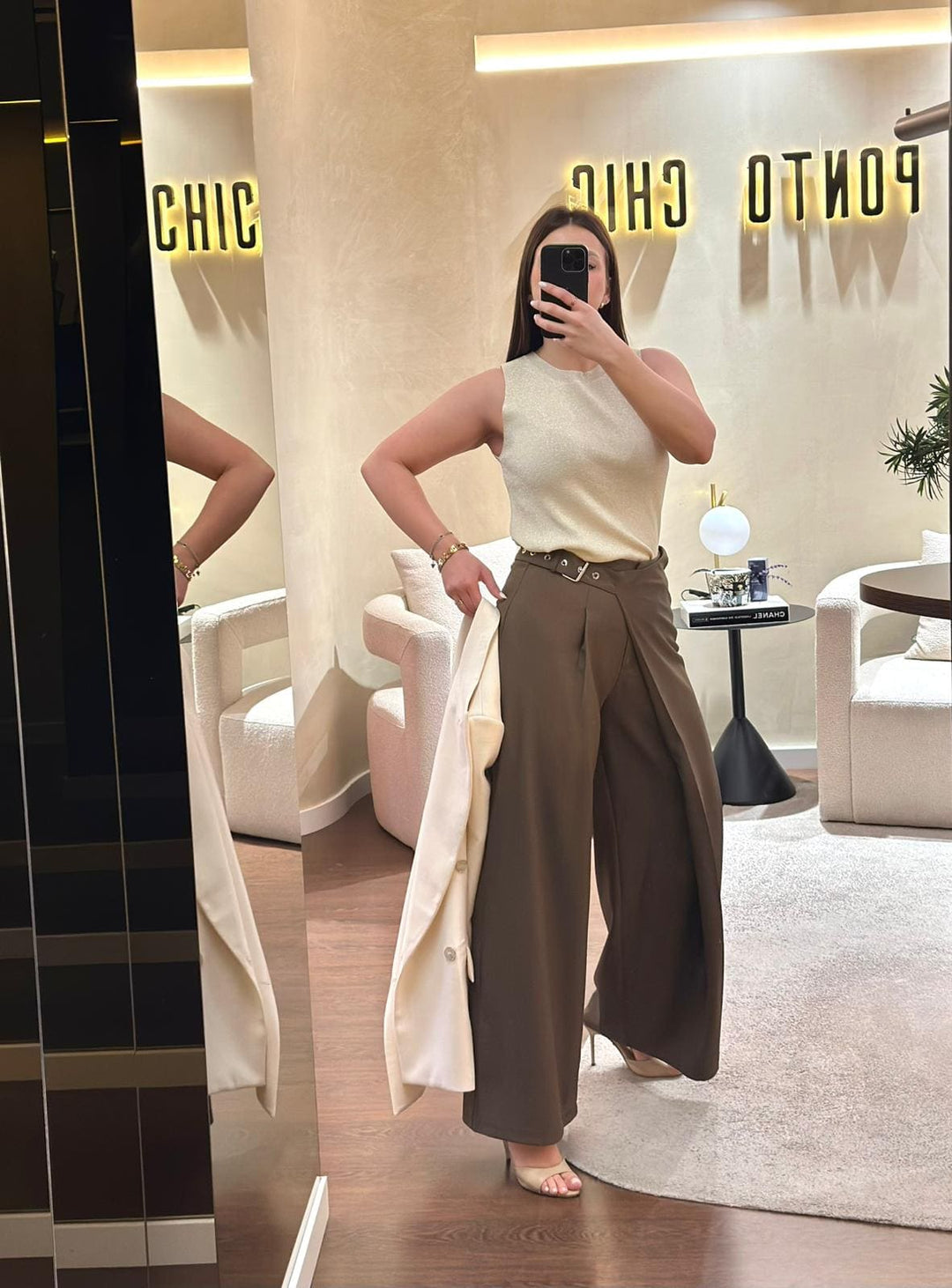 TOP BEGE BRILHO SEM MANGAS PONTO CHIC