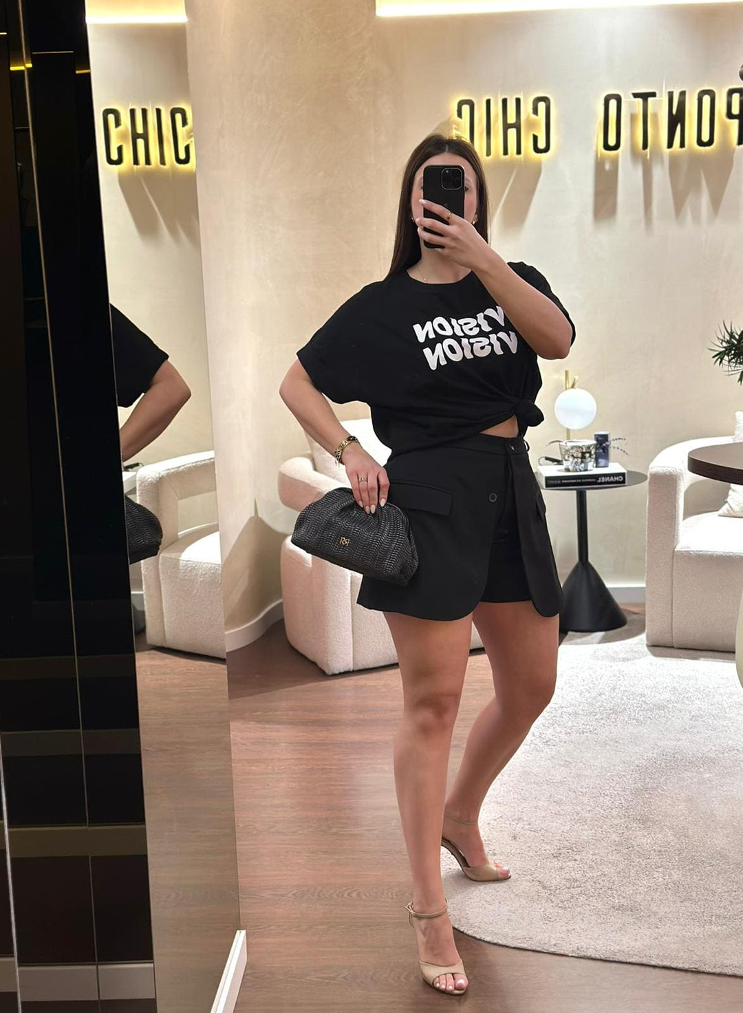 T-SHIRT PRETA VISION PONTO CHIC