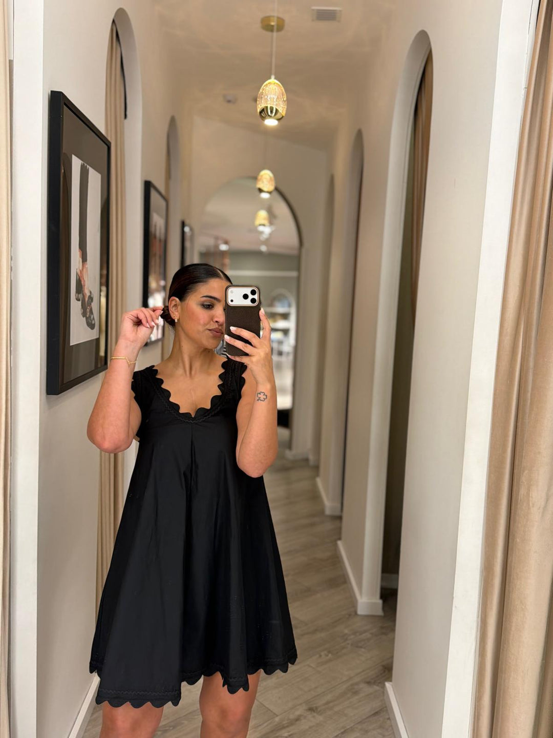 VESTIDO PRETO COM ALÇAS ONDULADAS DIXIE