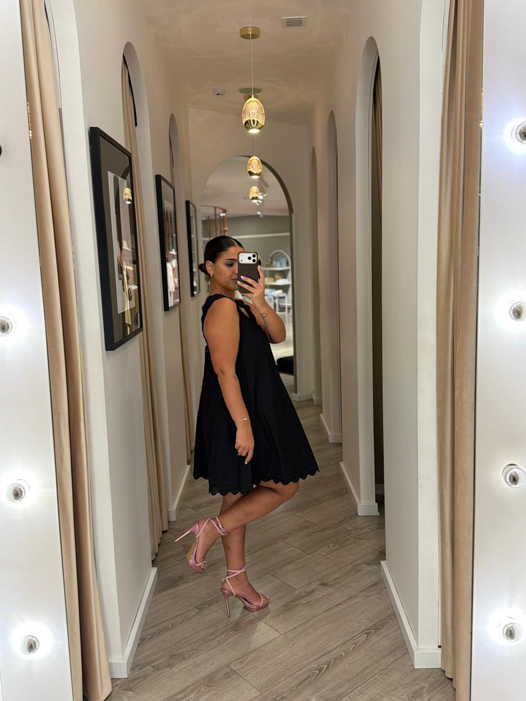 VESTIDO PRETO COM ALÇAS ONDULADAS DIXIE