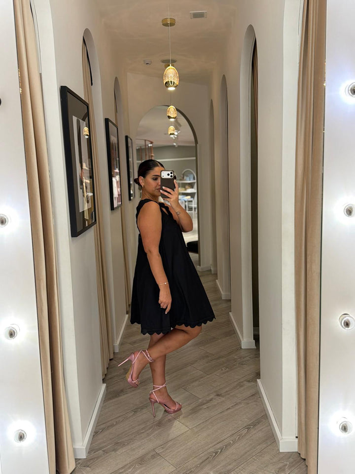 VESTIDO PRETO COM ALÇAS ONDULADAS DIXIE