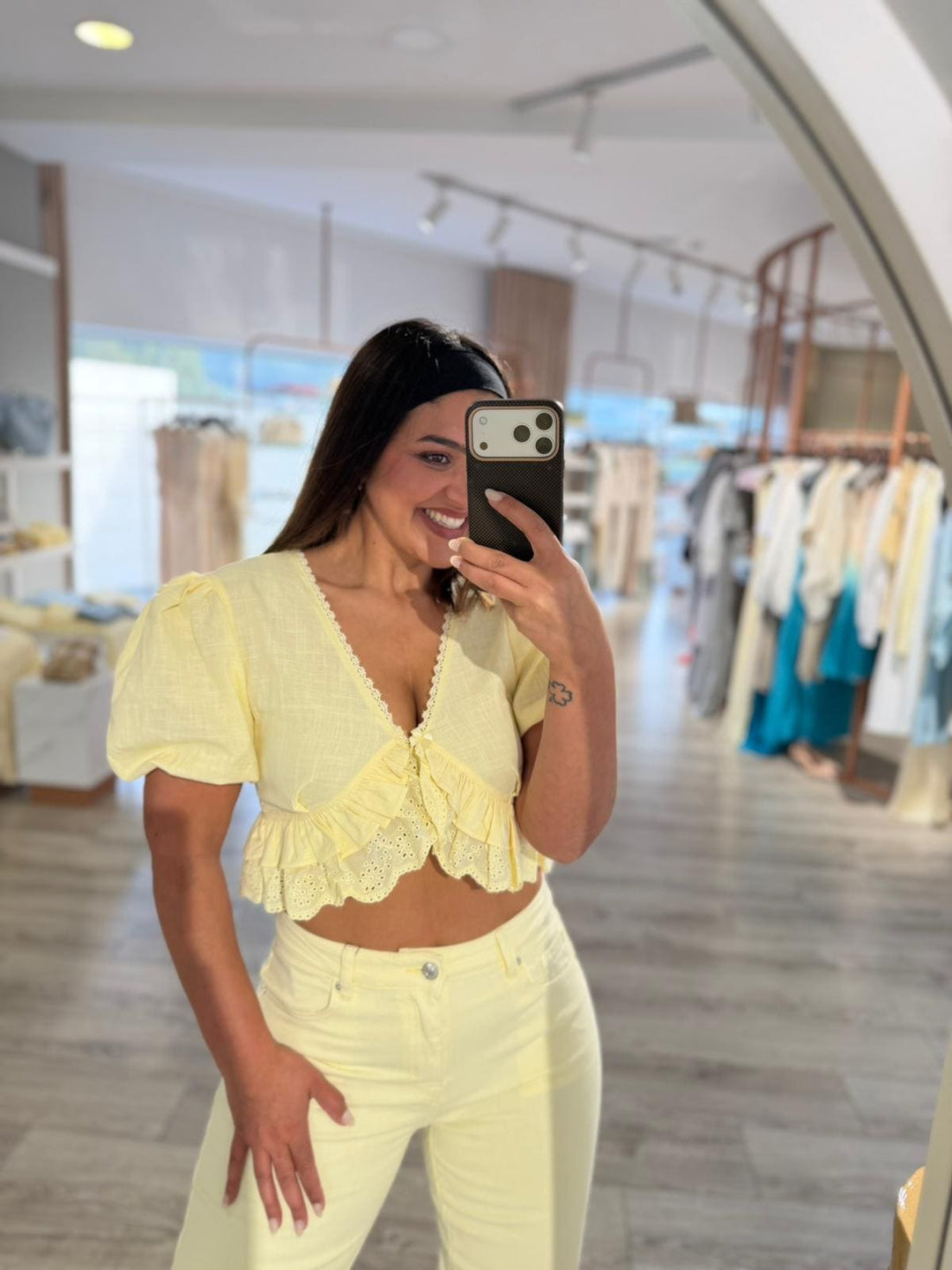 TOP AMARELO EM LINHO COM FOLHOS PONTO CHIC