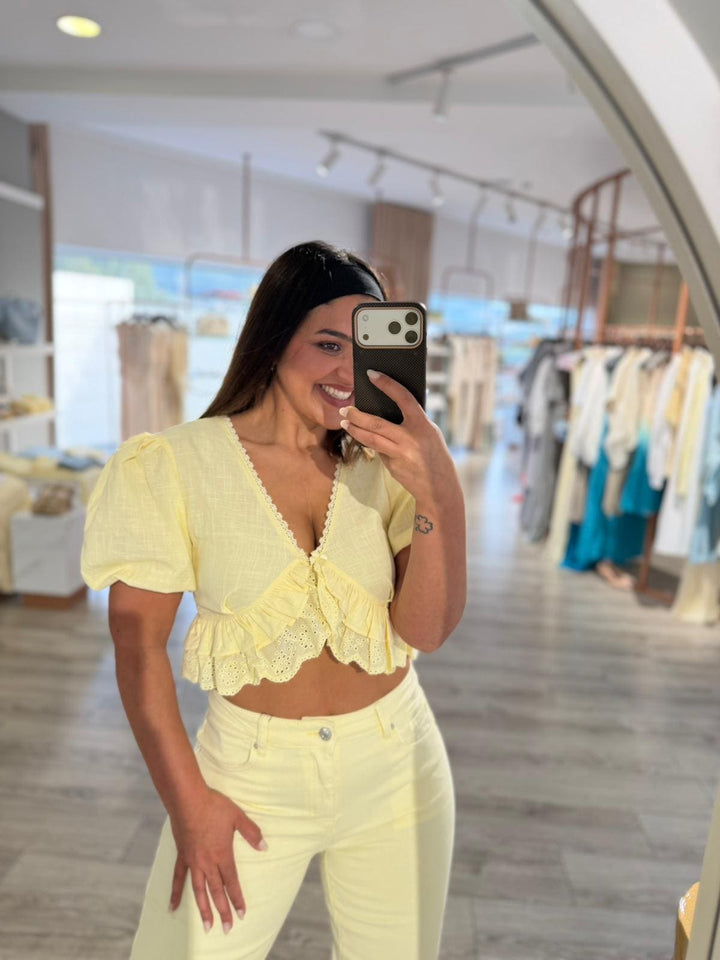 TOP AMARELO EM LINHO COM FOLHOS PONTO CHIC