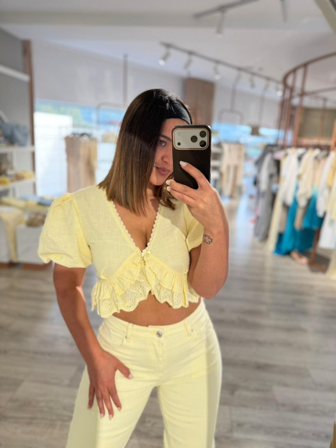 TOP AMARELO EM LINHO COM FOLHOS PONTO CHIC