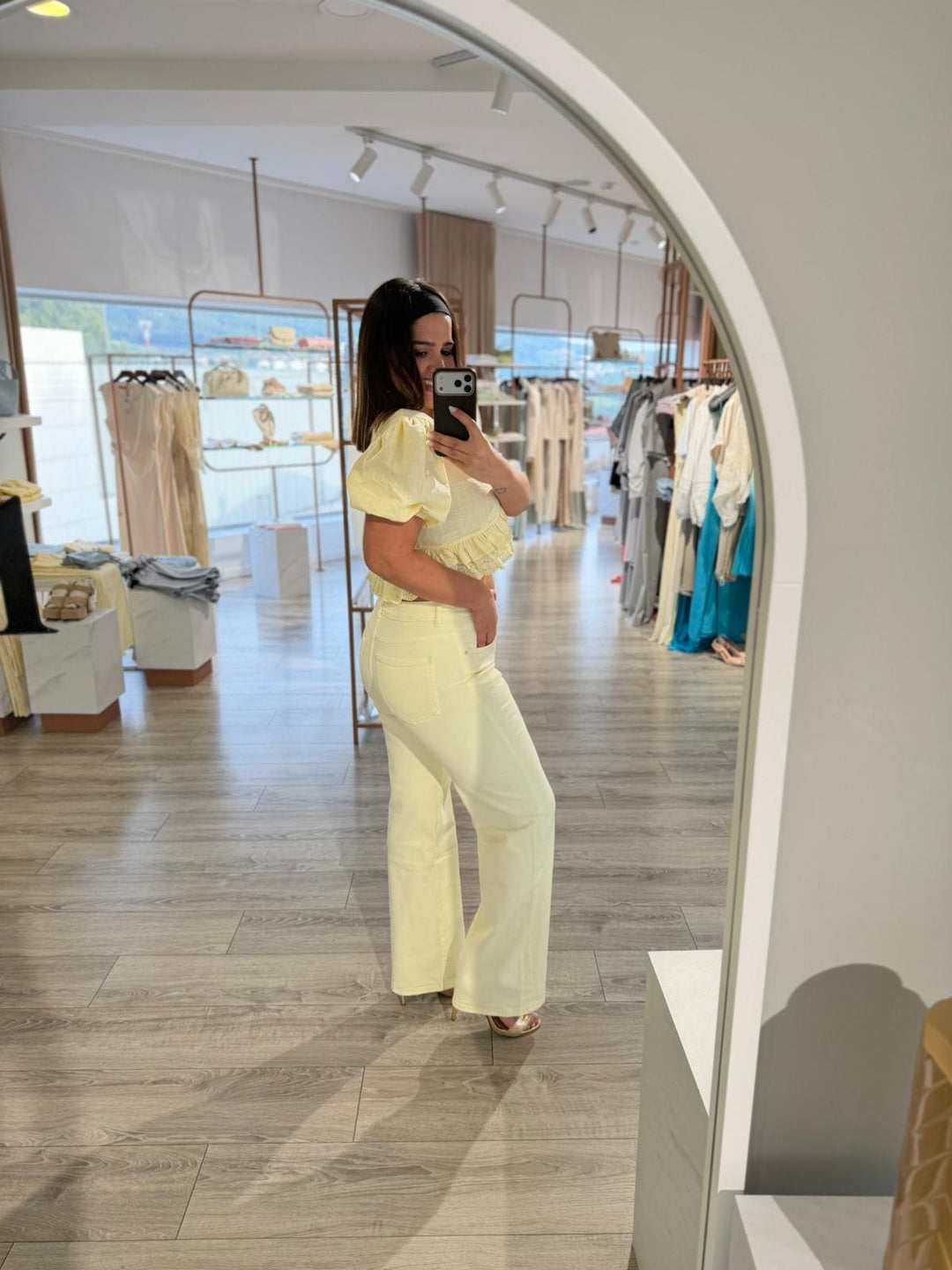 CALÇA AMARELO CLARO EM JEANS PONTO CHIC