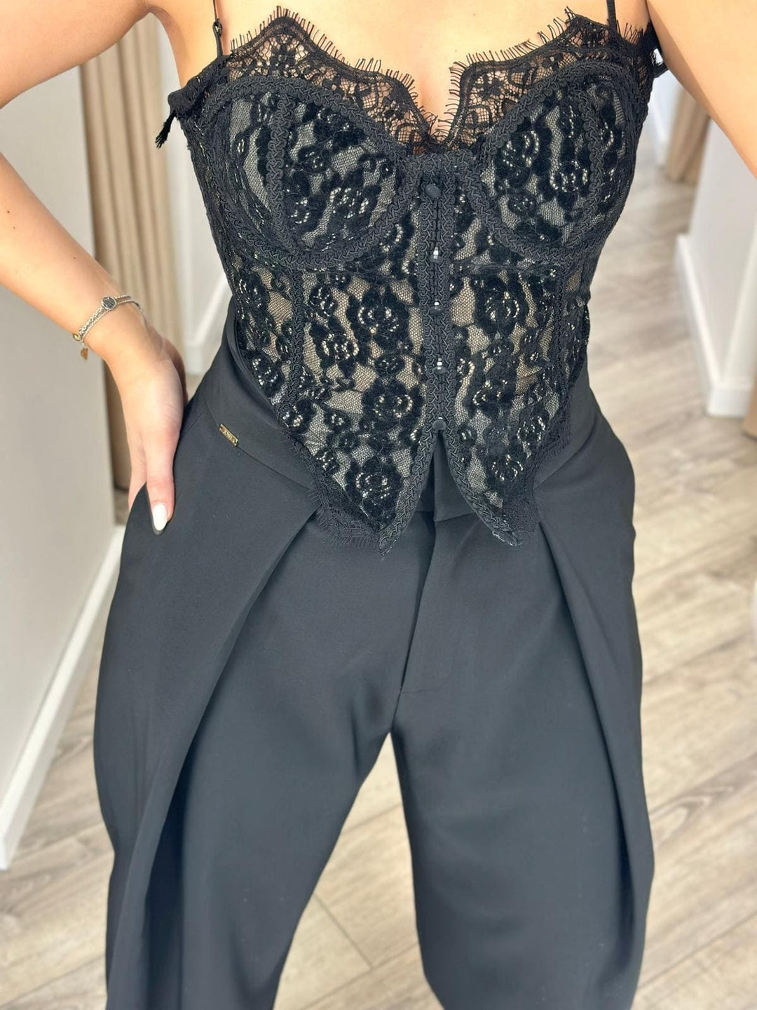 CORSET RENDA PRETO COM COPA ESTRUTURADA PONTO CHIC