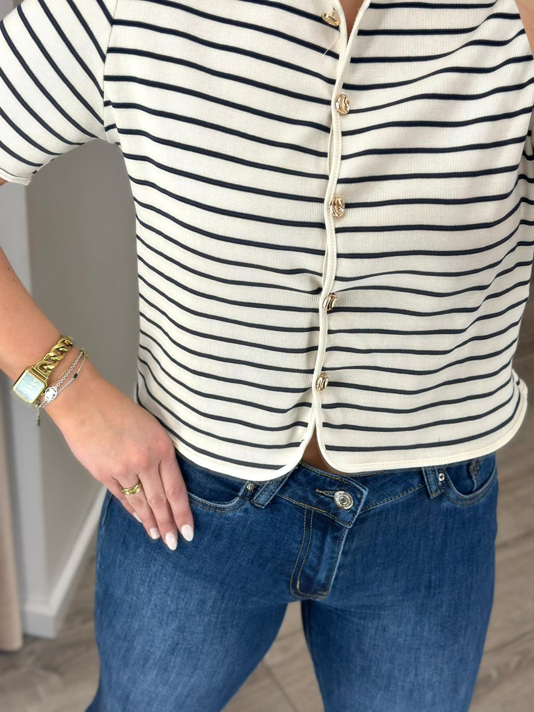 TOP AZUL E BRANCO ÀS RISCAS COM BOTÕES DOURADOS PONTO CHIC