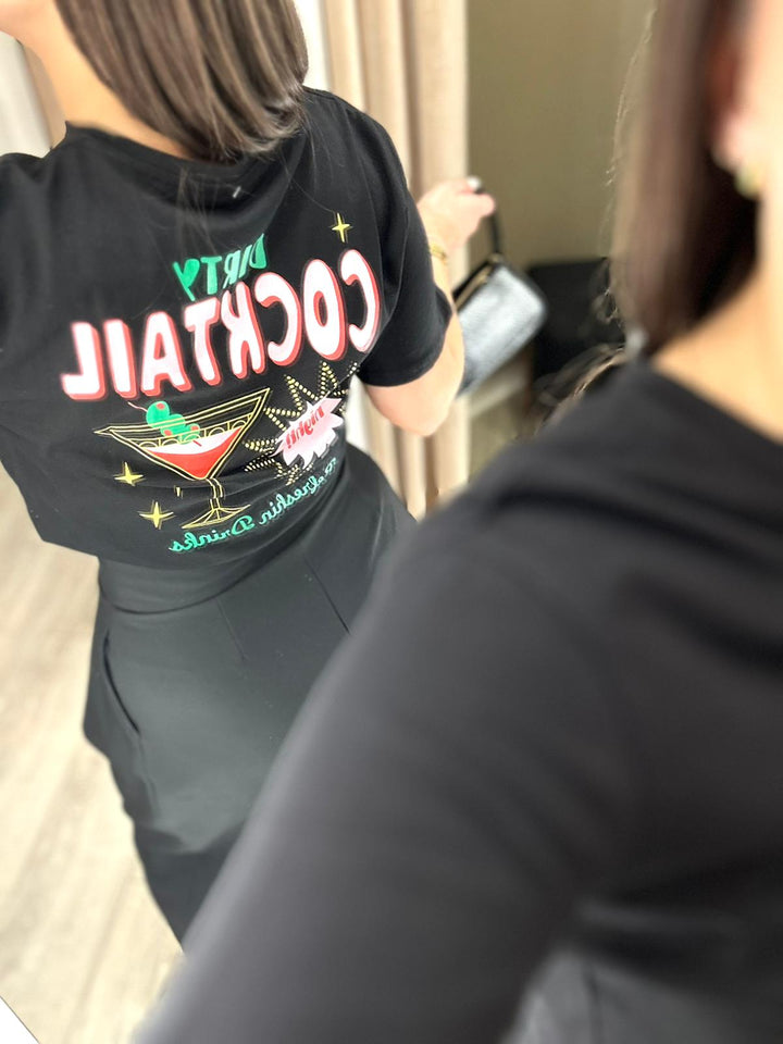 T-SHIRT PRETA COM ESTAMPADO COCKTAIL PONTO CHIC