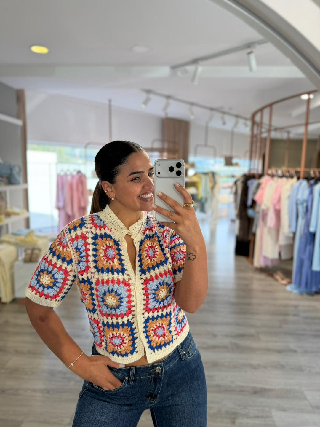 BLUSA CROCHET MULTICOR COM BOTÕES PONTO CHIC