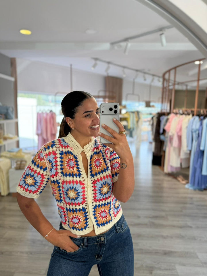BLUSA CROCHET MULTICOR COM BOTÕES PONTO CHIC
