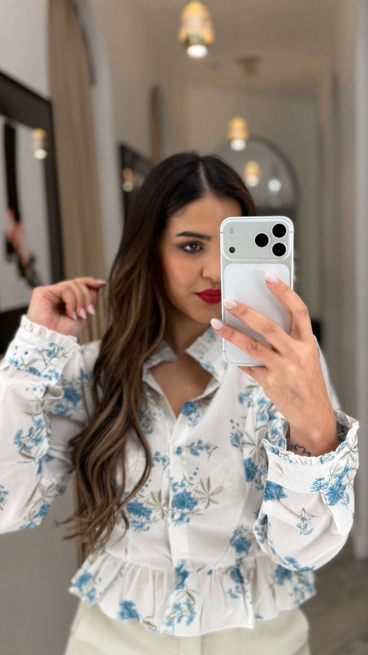 BLUSA FLORAL BRANCA E AZUL PONTO CHIC