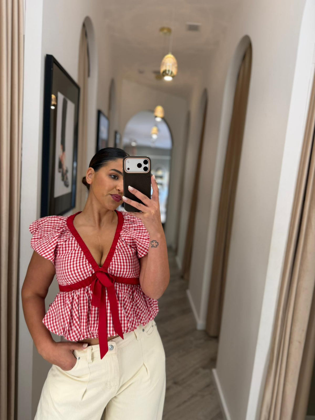 TOP VERMELHO AOS QUADRADOS COM FOLHOS PONTO CHIC