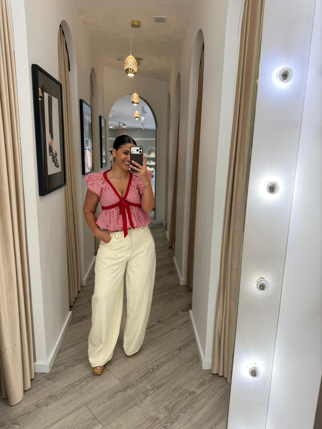 TOP VERMELHO AOS QUADRADOS COM FOLHOS PONTO CHIC