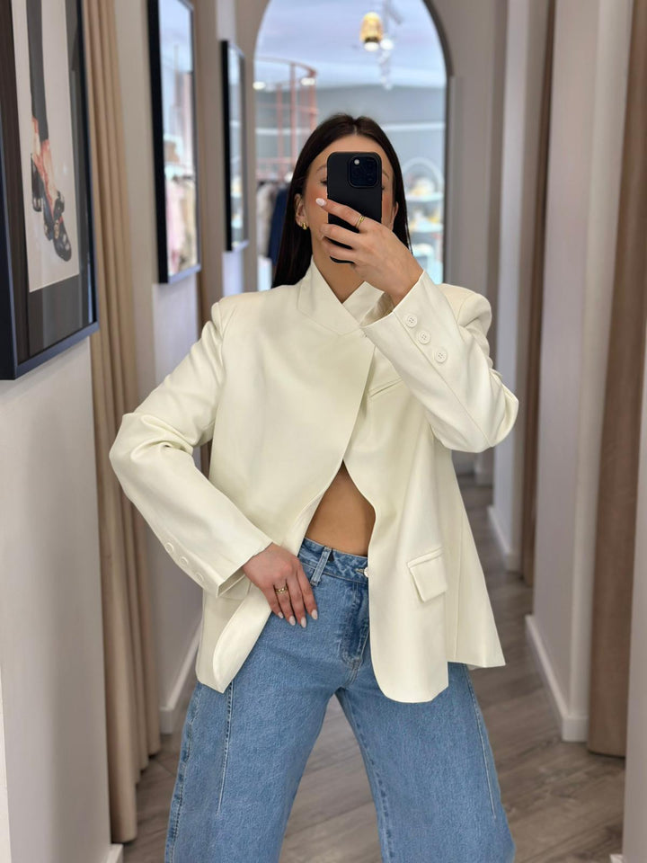 BLAZER CREME ASSIMÉTRICO PONTO CHIC