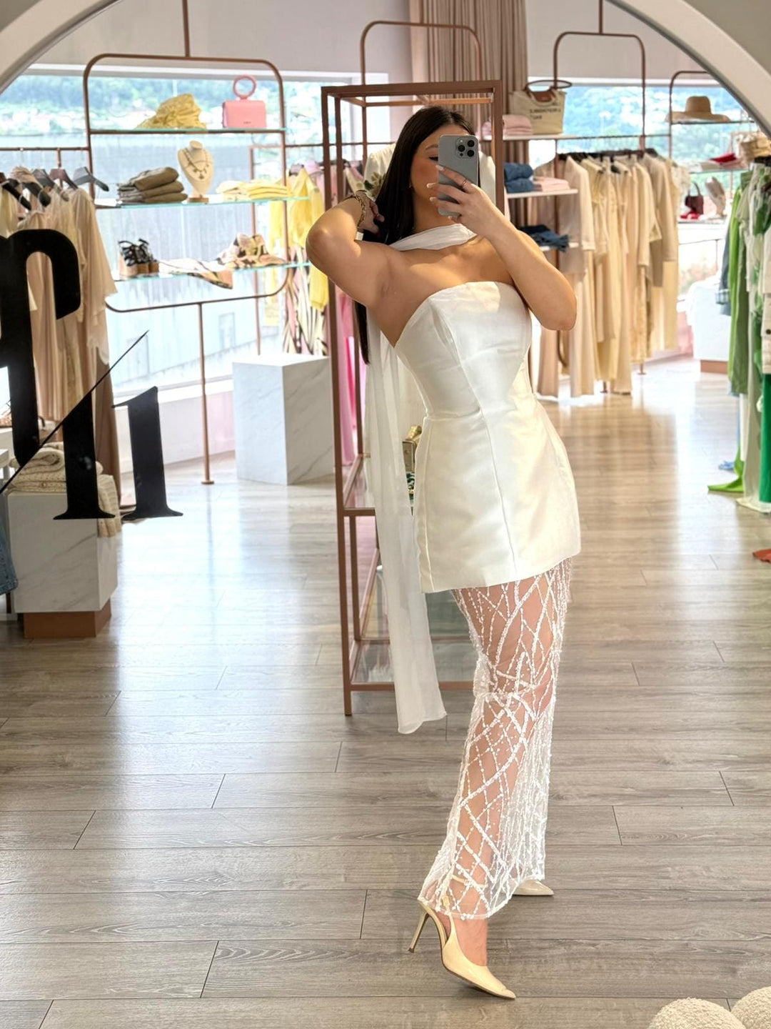 VESTIDO BRANCO ACETINADO COM DETALHE TRANSPARÊNCIA PONTO CHIC