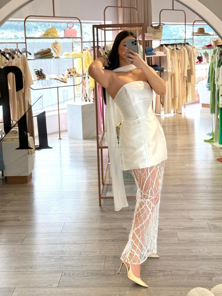 VESTIDO BRANCO ACETINADO COM DETALHE TRANSPARÊNCIA PONTO CHIC