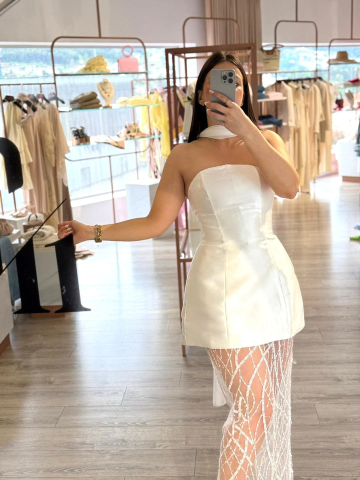 VESTIDO BRANCO ACETINADO COM DETALHE TRANSPARÊNCIA PONTO CHIC