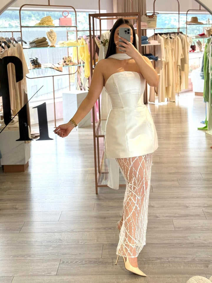 VESTIDO BRANCO ACETINADO COM DETALHE TRANSPARÊNCIA PONTO CHIC
