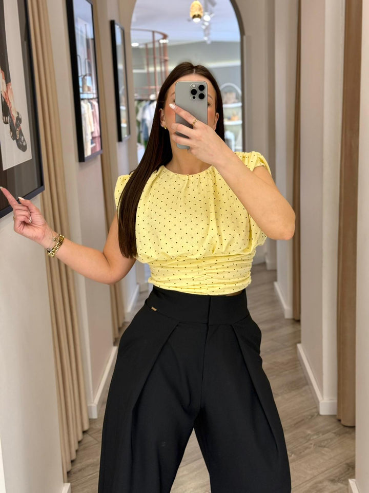 TOP AMARELO COM BOLINHAS E DRAPEADO PONTO CHIC