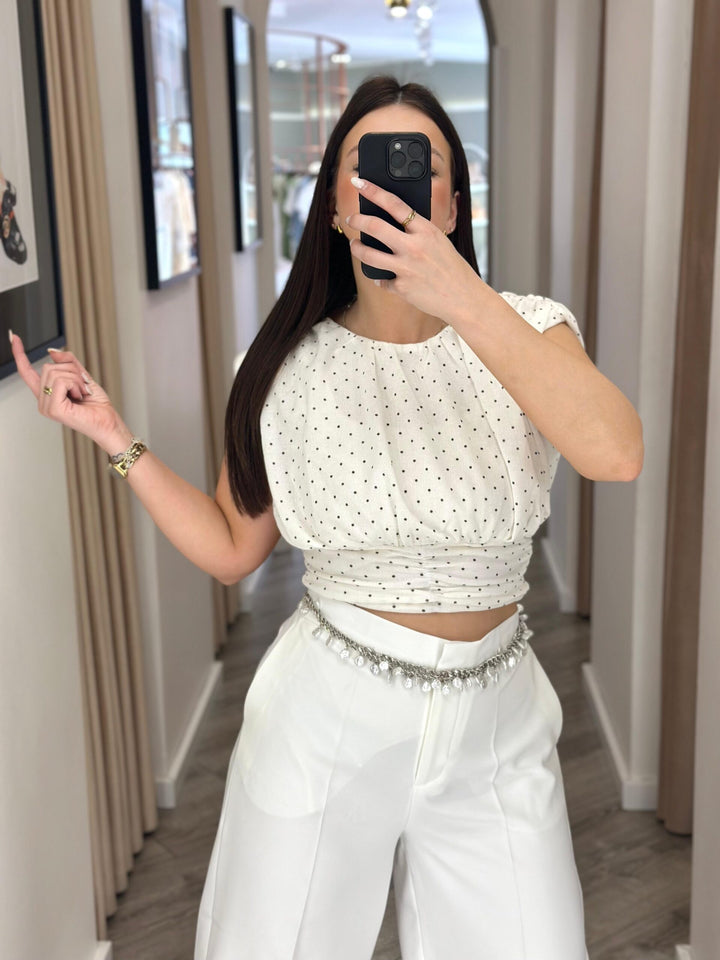 TOP BRANCO COM BOLINHAS E DRAPEADO PONTO CHIC