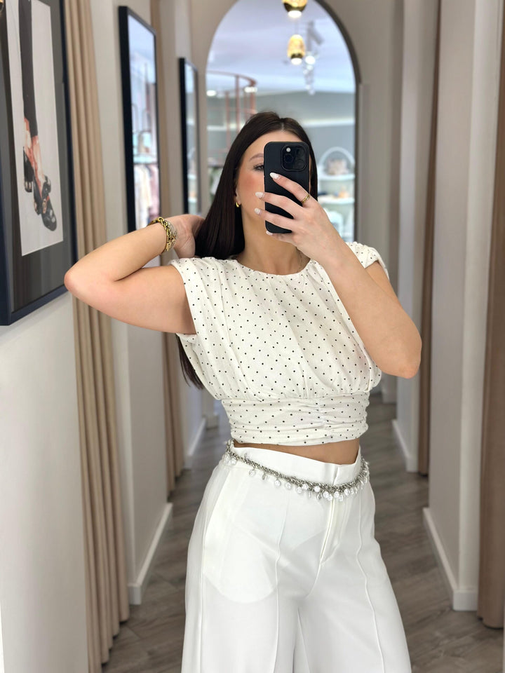 TOP BRANCO COM BOLINHAS E DRAPEADO PONTO CHIC