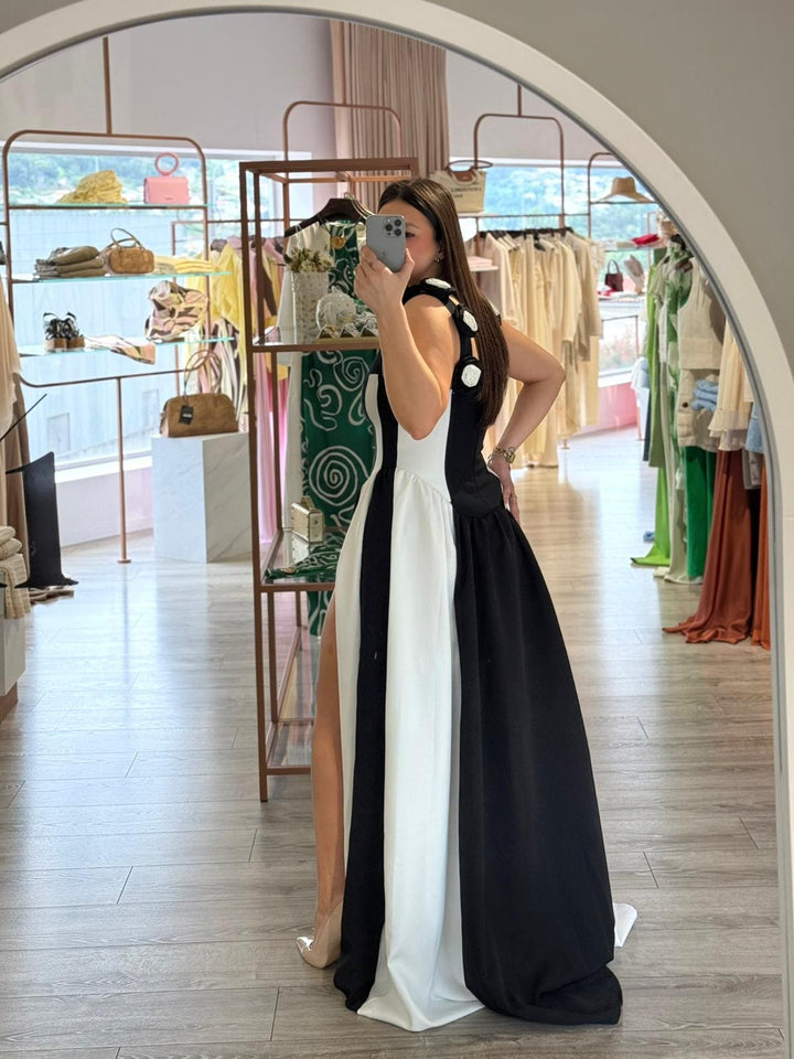 VESTIDO COMPRIDO PRETO E BRANCO COM FLORES EM RELEVO PONTO CHIC