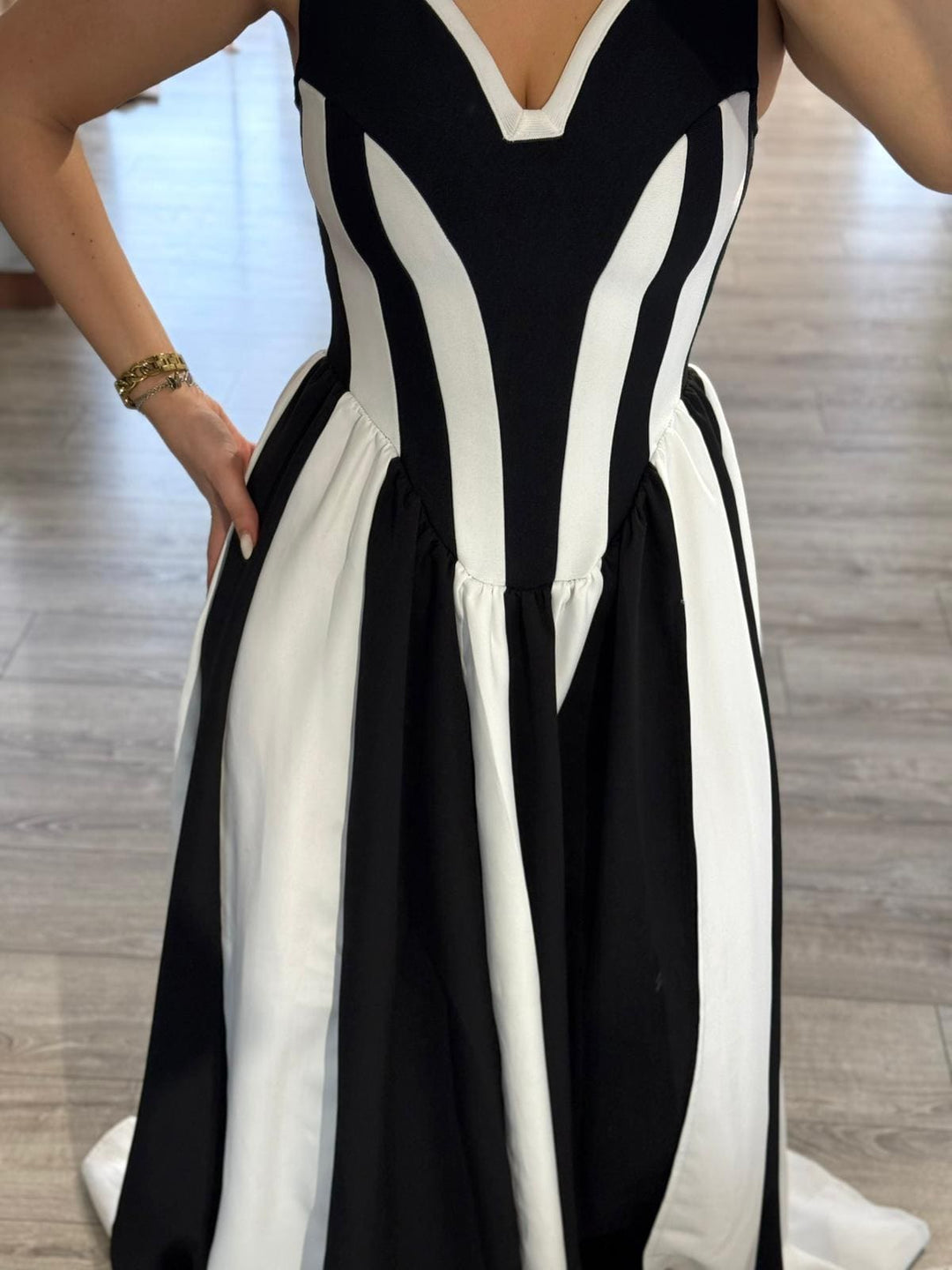 VESTIDO COMPRIDO PRETO E BRANCO COM FLORES EM RELEVO PONTO CHIC