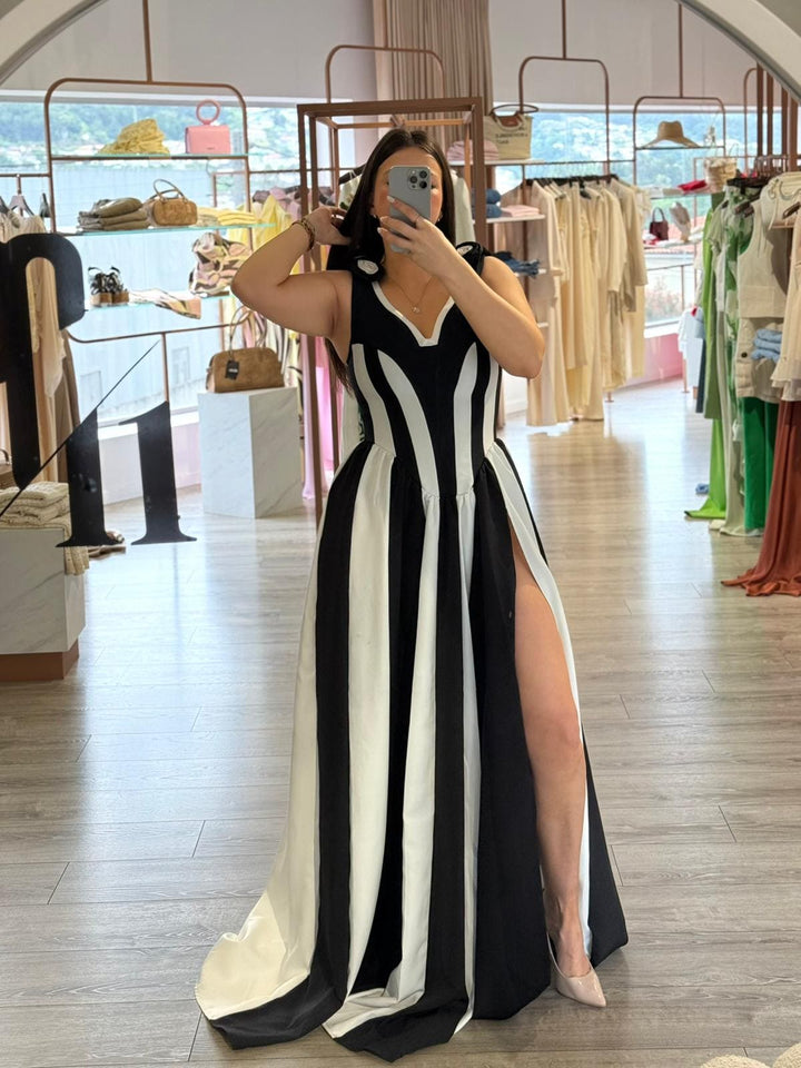 VESTIDO COMPRIDO PRETO E BRANCO COM FLORES EM RELEVO PONTO CHIC