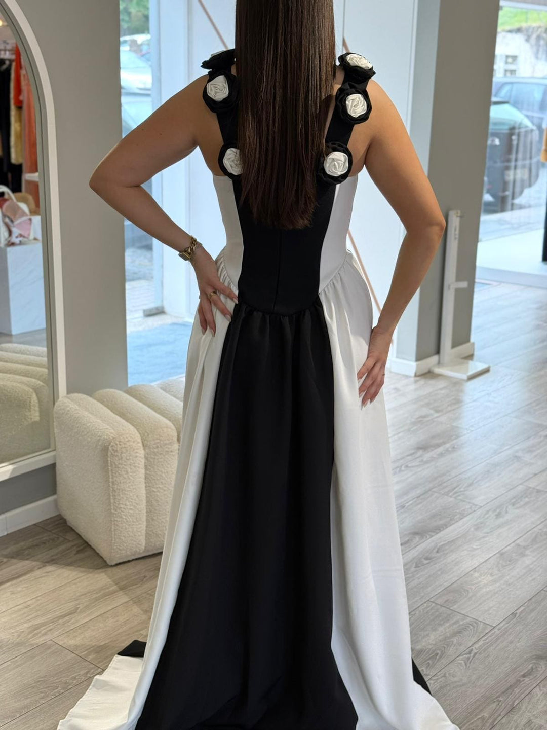 VESTIDO COMPRIDO PRETO E BRANCO COM FLORES EM RELEVO PONTO CHIC