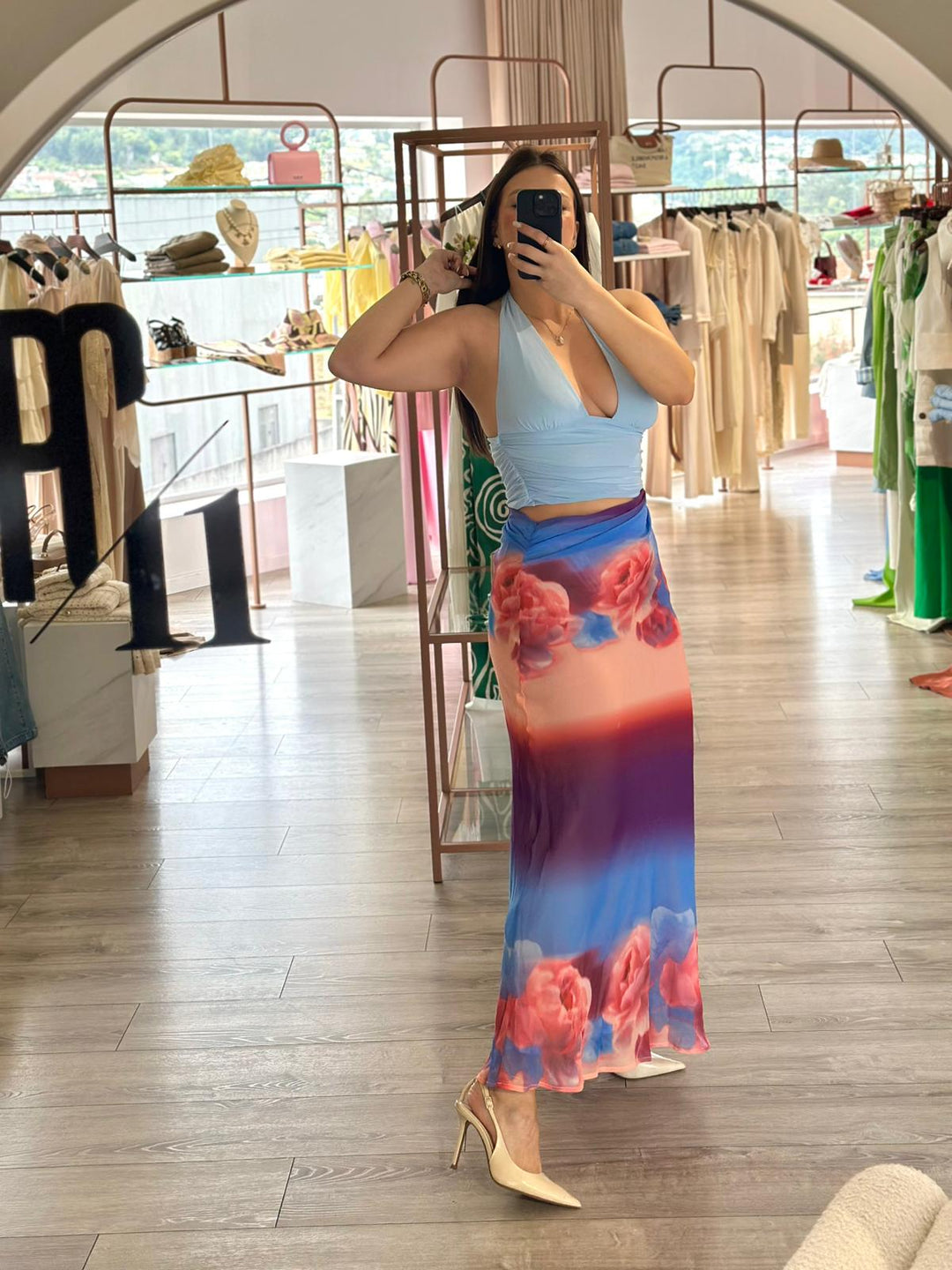 VESTIDO COMPRIDO DEGRADÊ AZUL E CORAL COM DECOTE HALTER PONTO CHIC