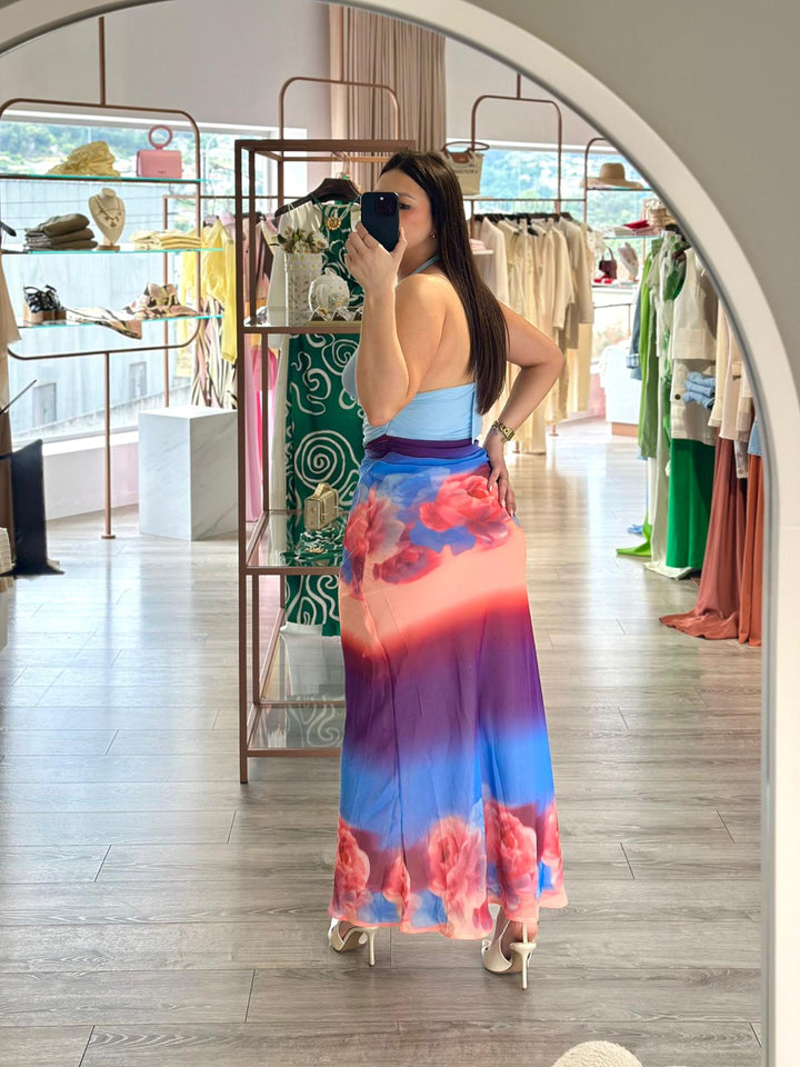 VESTIDO COMPRIDO DEGRADÊ AZUL E CORAL COM DECOTE HALTER PONTO CHIC