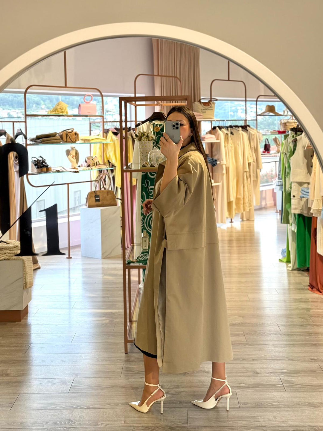TRENCH COAT BEGE COM ABERTURA LATERAL PONTO CHIC