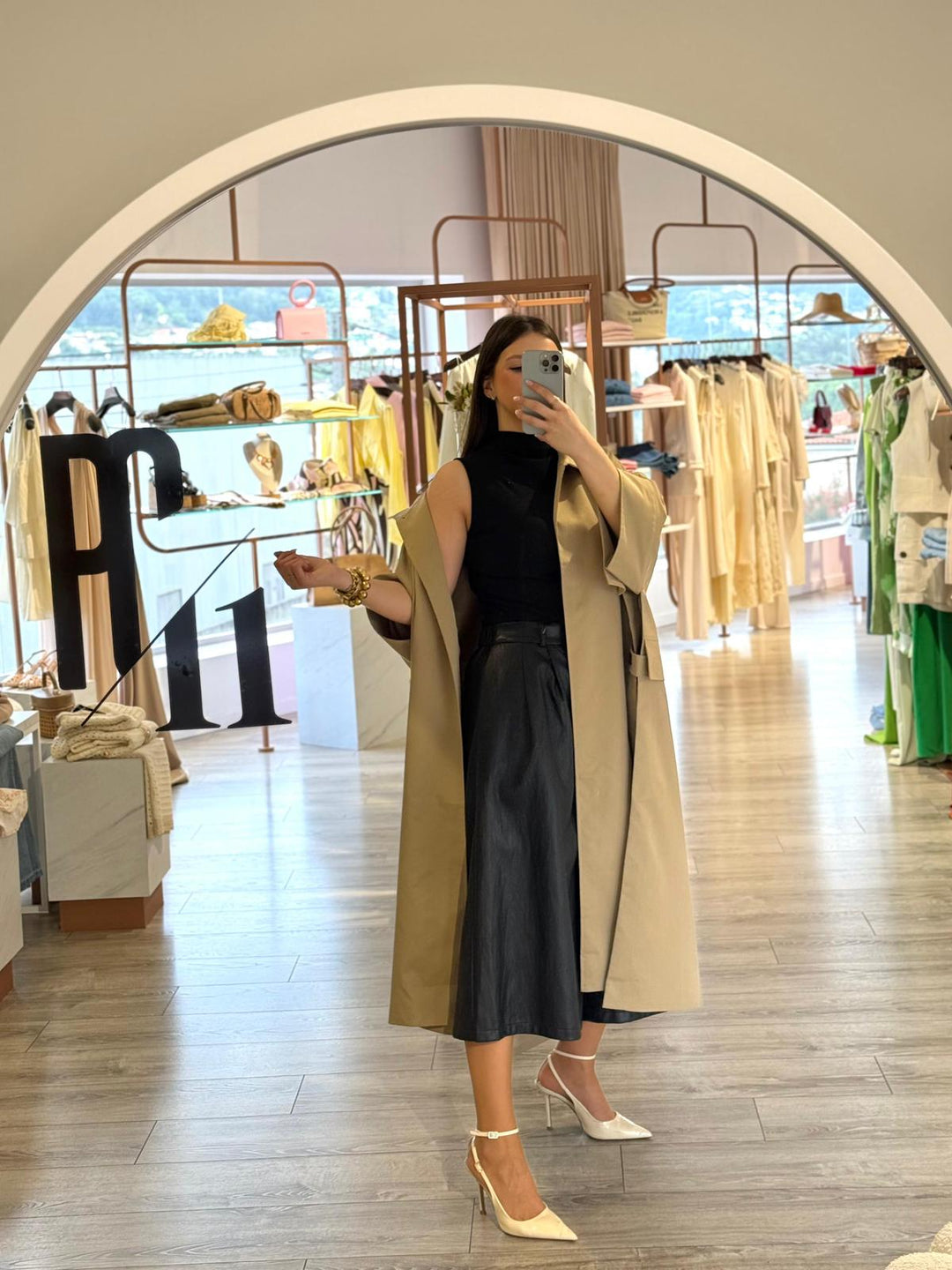 TRENCH COAT BEGE COM ABERTURA LATERAL PONTO CHIC
