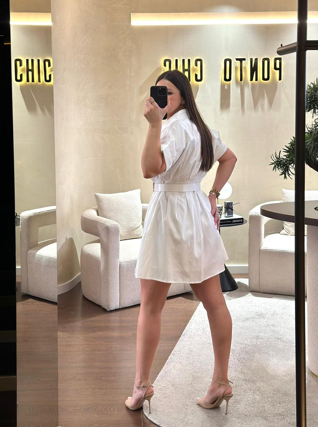 VESTIDO CAMISEIRO BRANCO COM PREGAS E CINTO PONTO CHIC