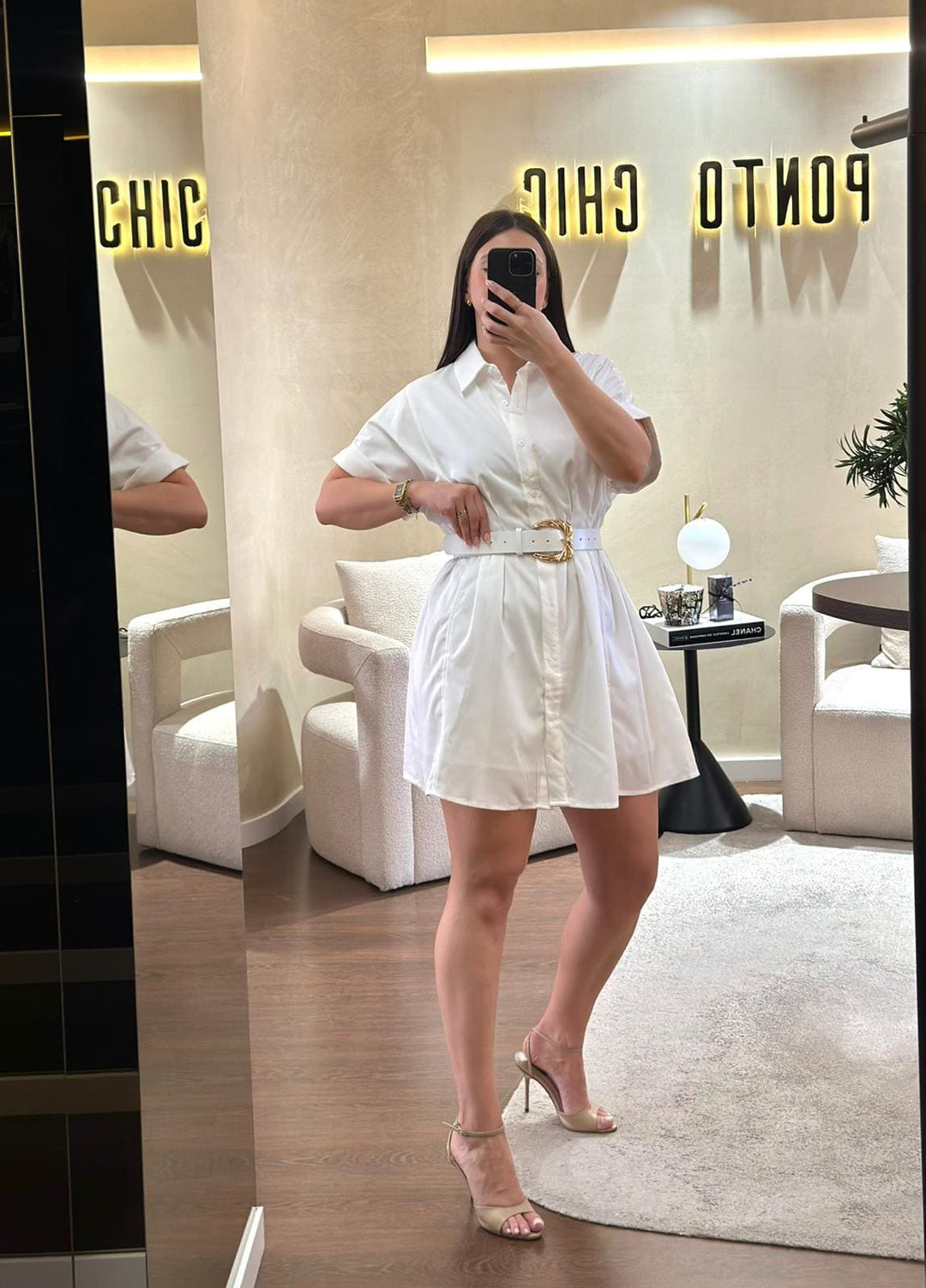 VESTIDO CAMISEIRO BRANCO COM PREGAS E CINTO PONTO CHIC