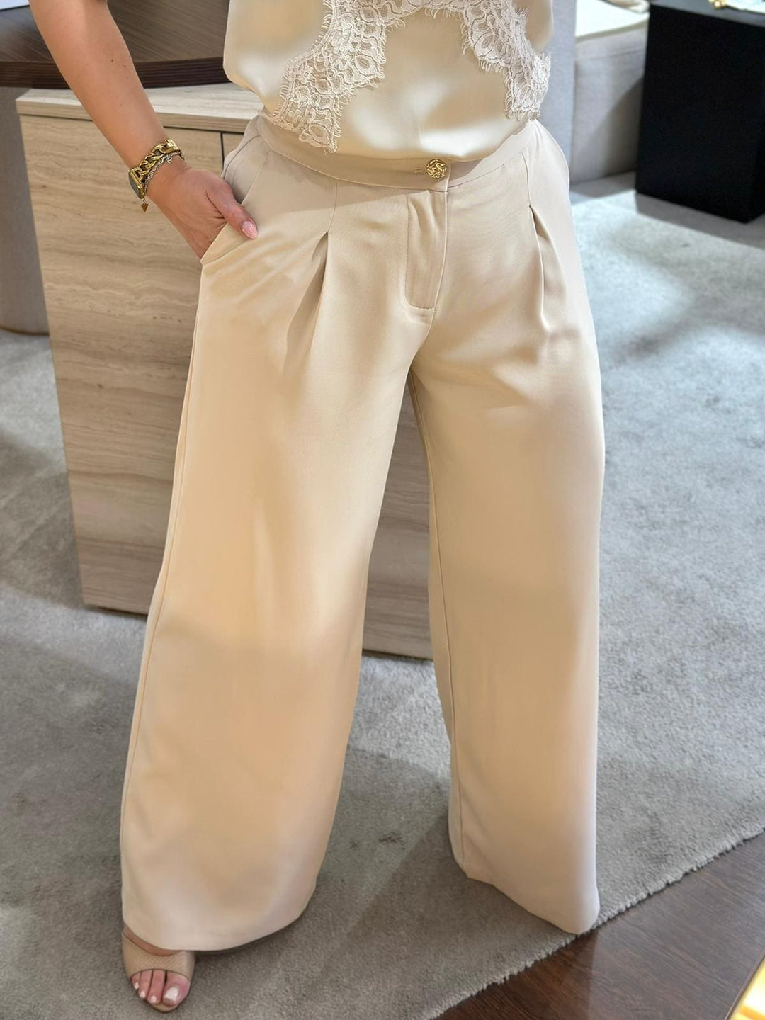 CONJUNTO BEGE COM BLAZER CINTADO E CALÇA FLUIDA PONTO CHIC