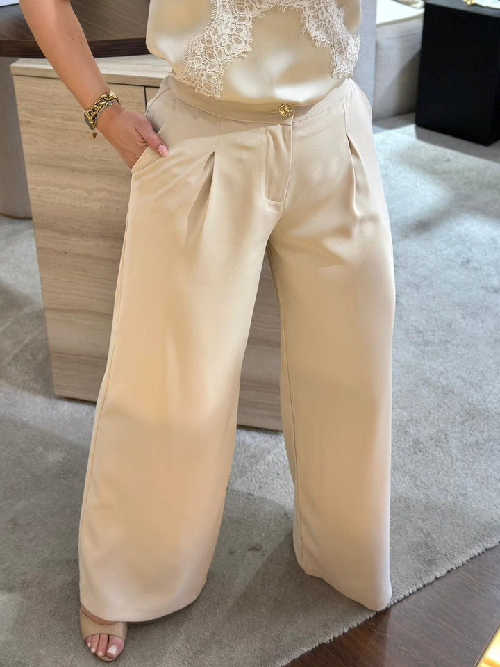 CONJUNTO BEGE COM BLAZER CINTADO E CALÇA FLUIDA PONTO CHIC
