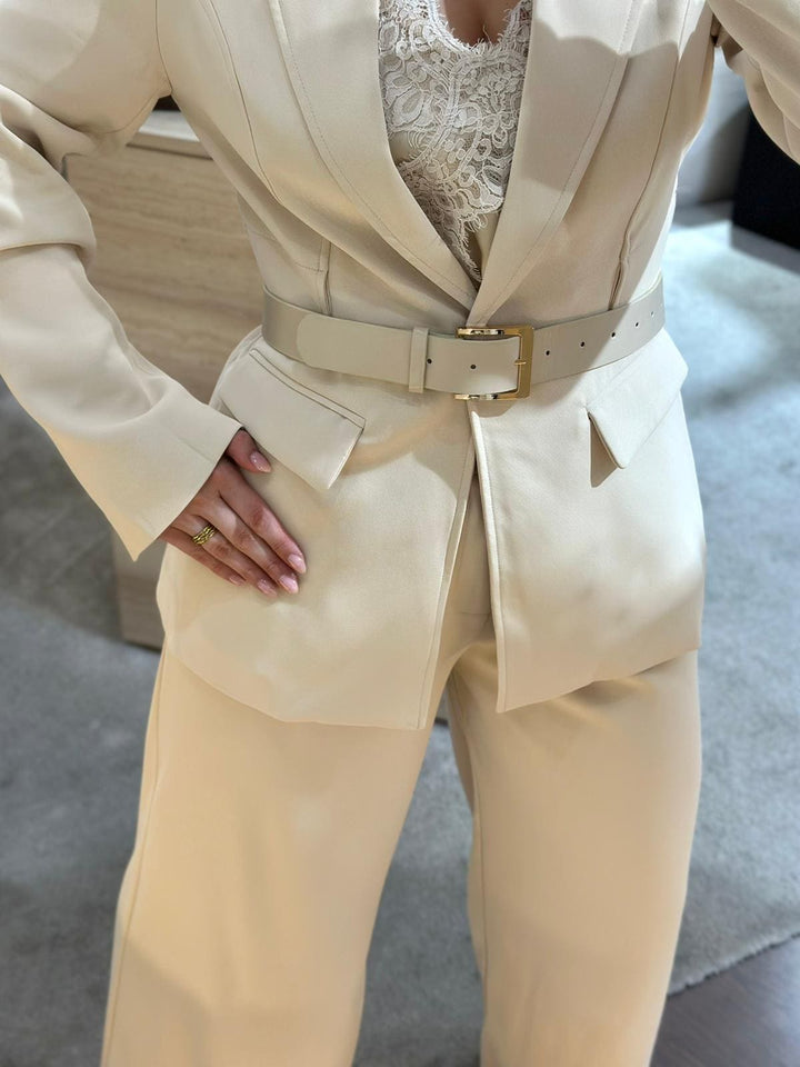 CONJUNTO BEGE COM BLAZER CINTADO E CALÇA FLUIDA PONTO CHIC