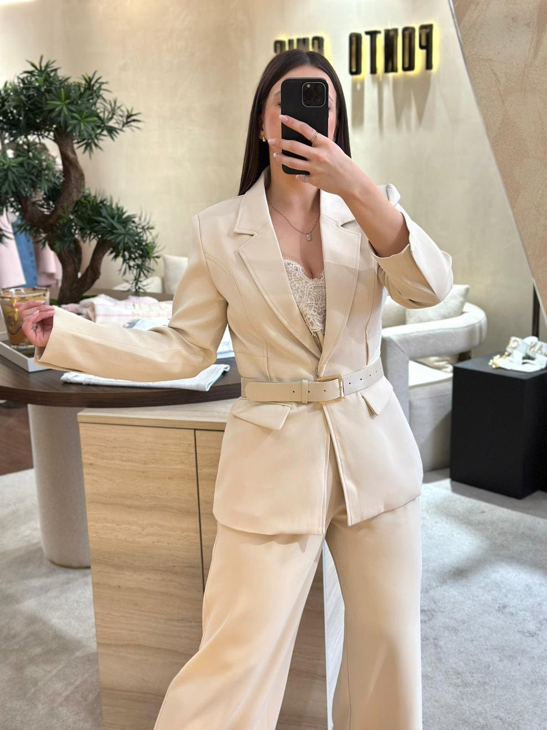 CONJUNTO BEGE COM BLAZER CINTADO E CALÇA FLUIDA PONTO CHIC