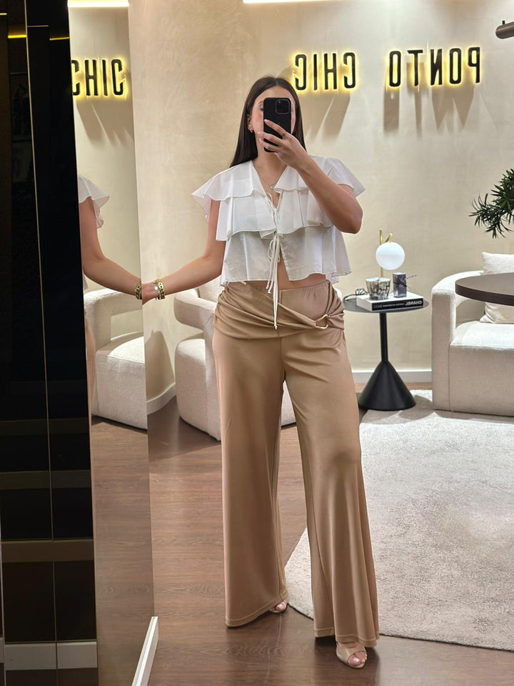 CALÇA CAMEL COM DRAPEADO E PORMENOR DOURADO SAHOCO