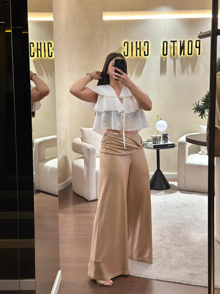 CALÇA CAMEL COM DRAPEADO E PORMENOR DOURADO SAHOCO