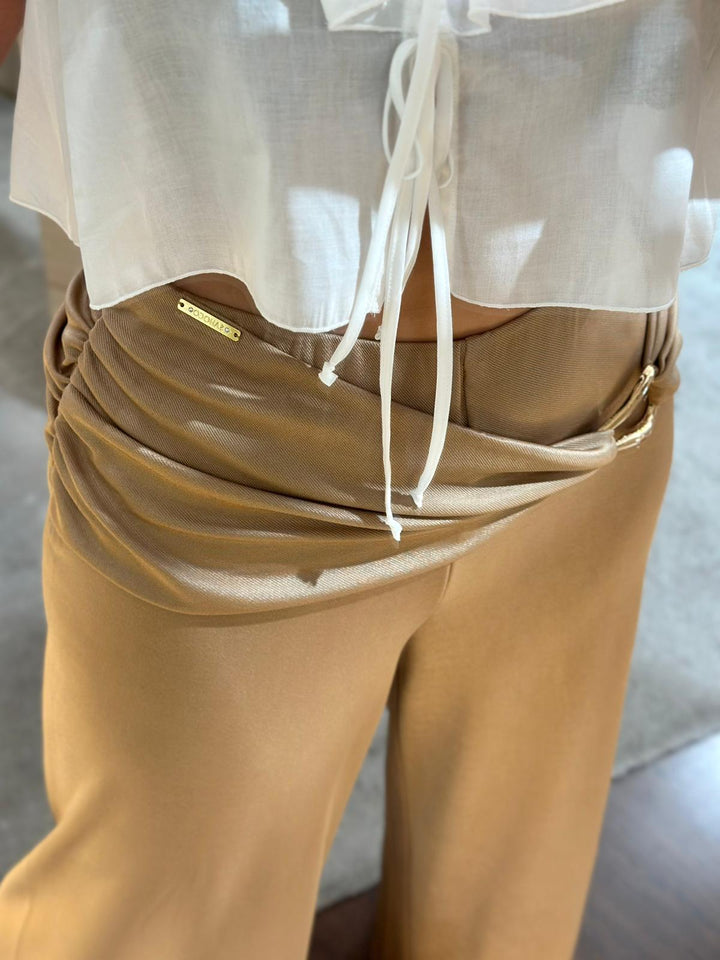 CALÇA CAMEL COM DRAPEADO E PORMENOR DOURADO SAHOCO