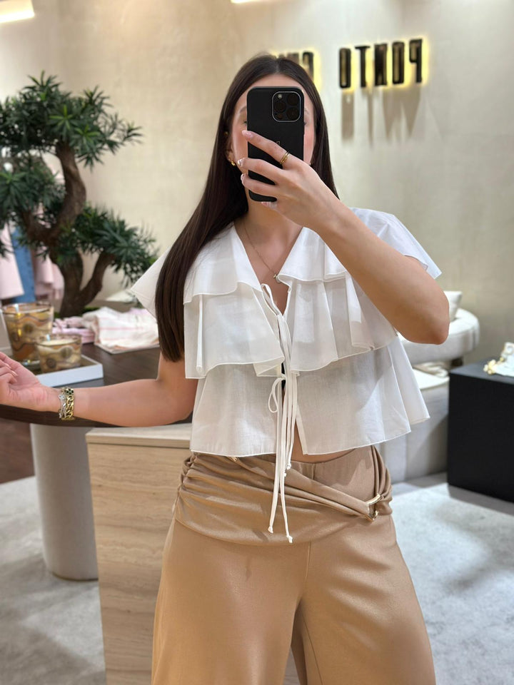 CALÇA CAMEL COM DRAPEADO E PORMENOR DOURADO SAHOCO