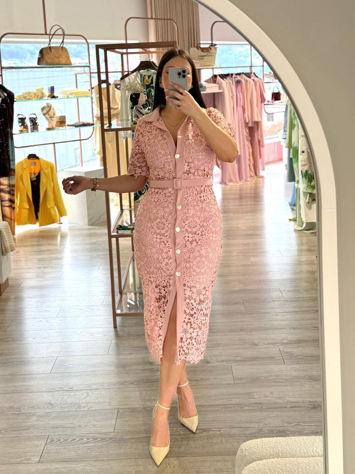 VESTIDO ROSA EM RENDA COM CINTO PONTO CHIC